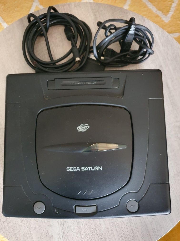 Sega Saturno com um comando e jogos