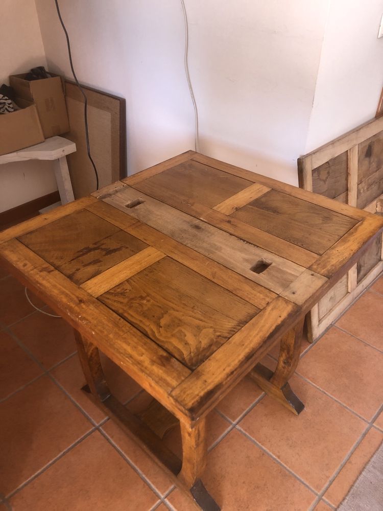 Mesa antiga feita a mao