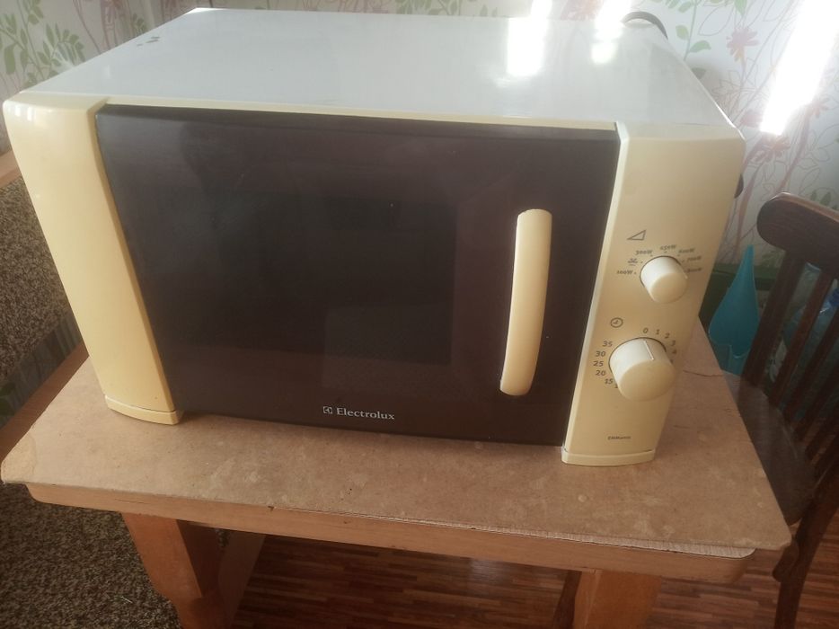 Микроволновка Electrolux EMM 2005 20L