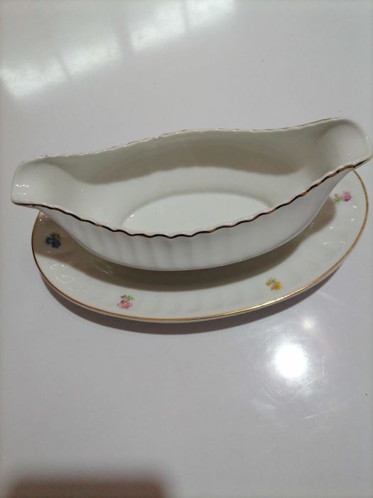 Lote de terrina, pratos e travessas S. P. Coimbra