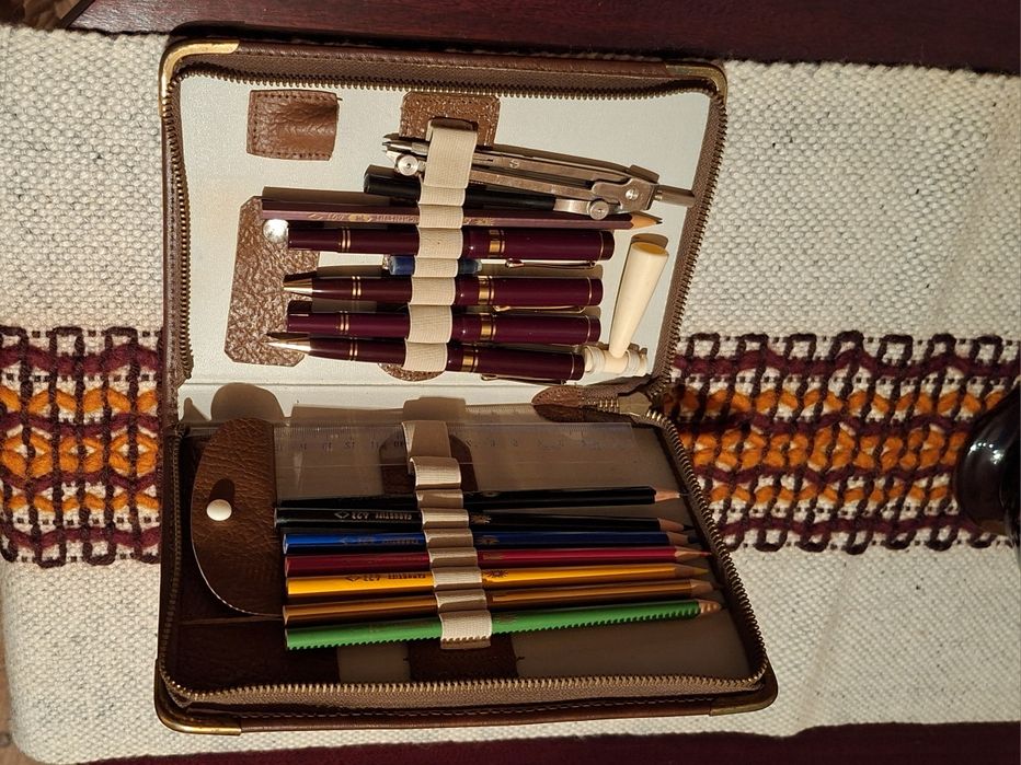 Piórnik vintage z wyposażeniem, nie używany ale swoje lata ma :-)