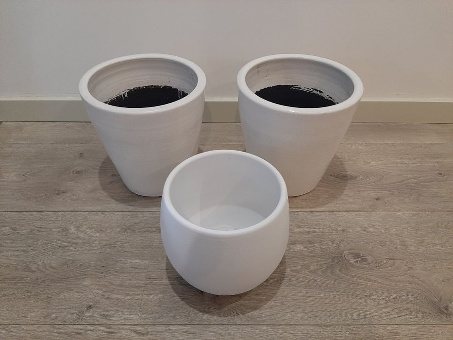 Vasos brancos de cerâmica