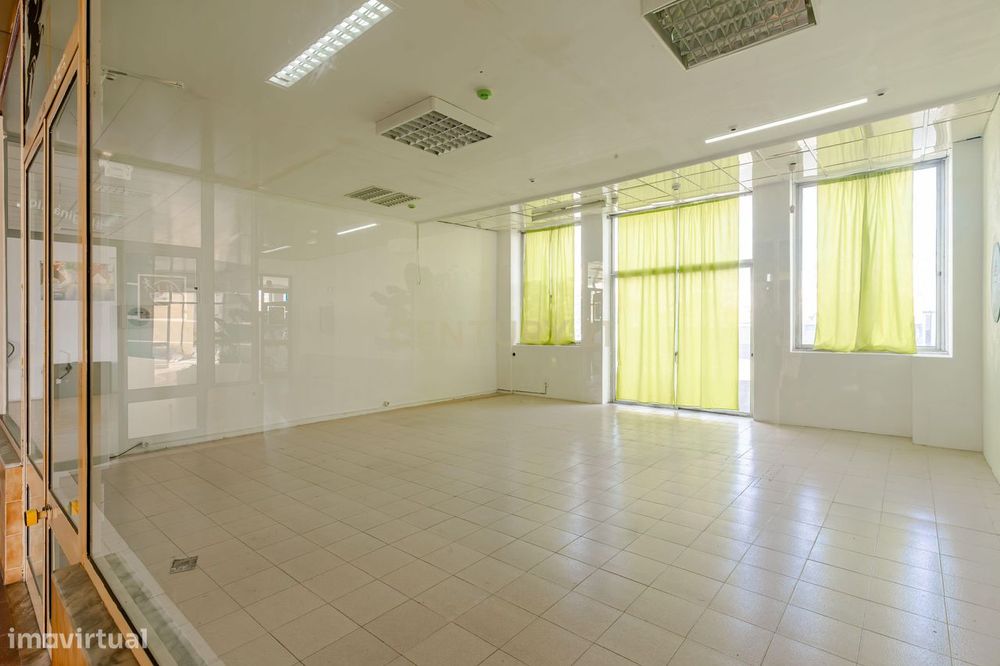 Loja no Centro Comercial da Amora