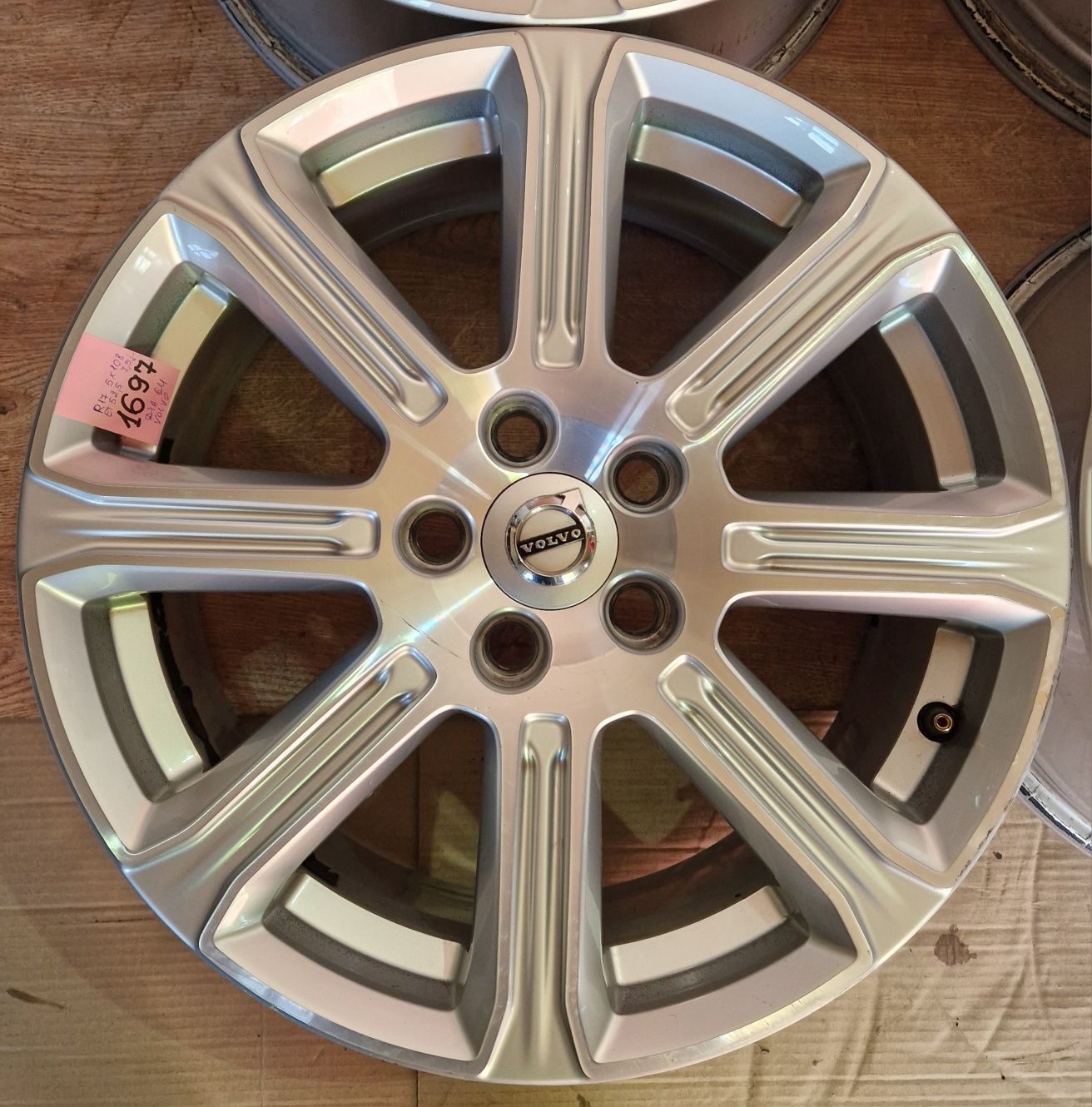 Volvo S40 S60 V50 V60 XC60 XC70 XC90 — Оригінальні диски R17 5x108