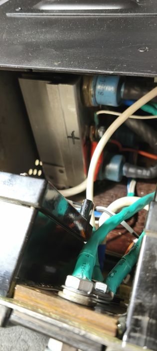 Пускозарядний пристрій.