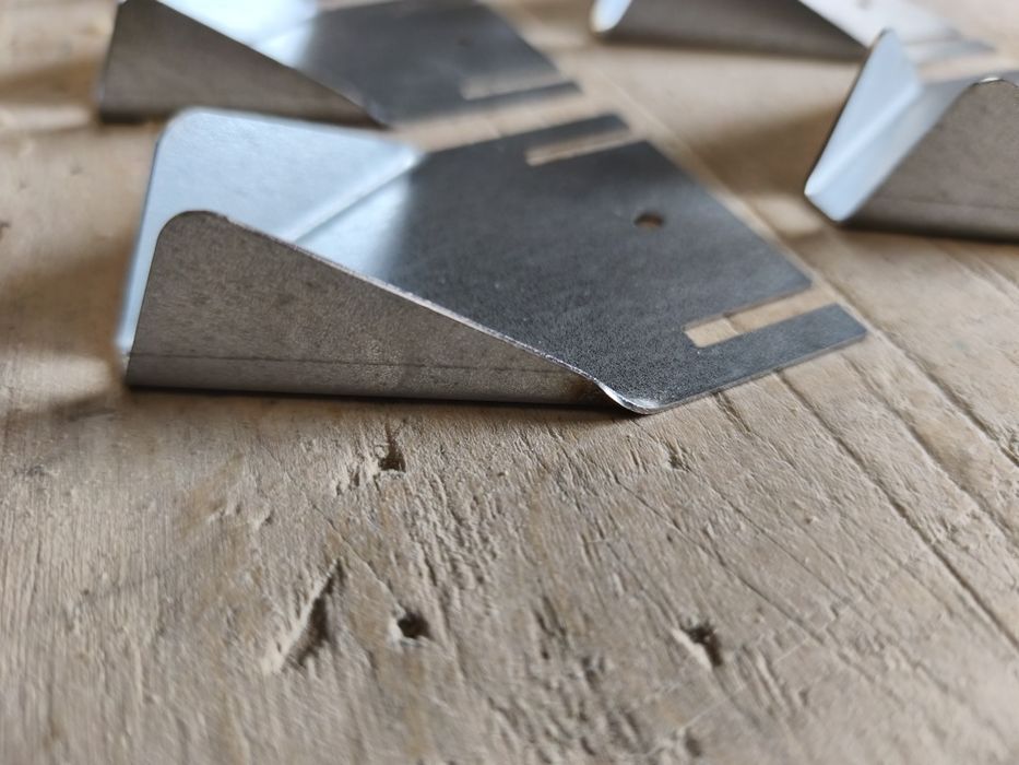 Comedouros giratórios 3 taças de 13 cm cada e porta poleiros