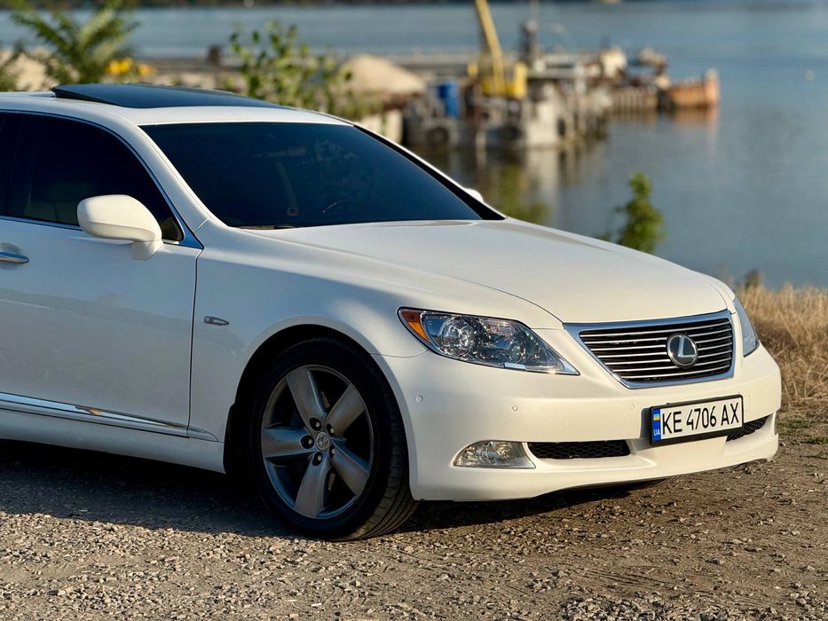 Lexus LS ottoman
