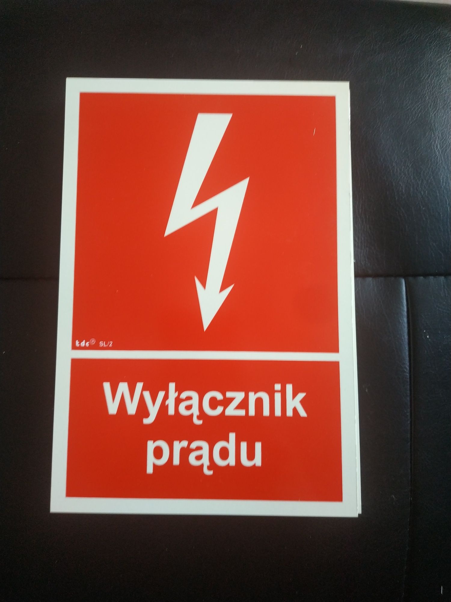 Znak BHP wyłącznik prądu