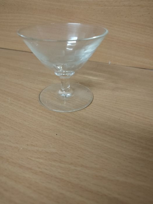 Taças antigas em vidro trabalhado.