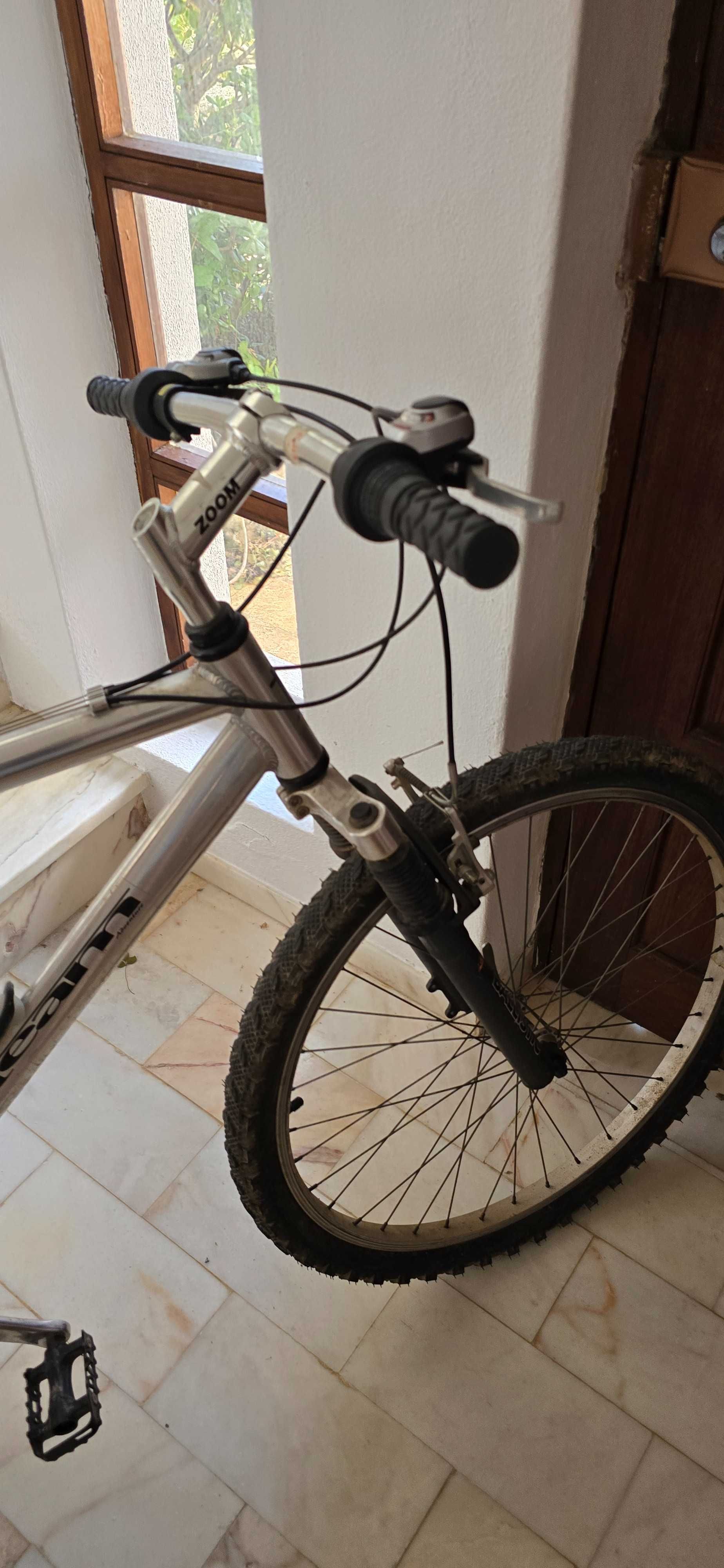 Bicicleta de alumínio