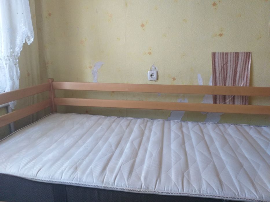 Продам кровать б/у с матрасом ортопедическим