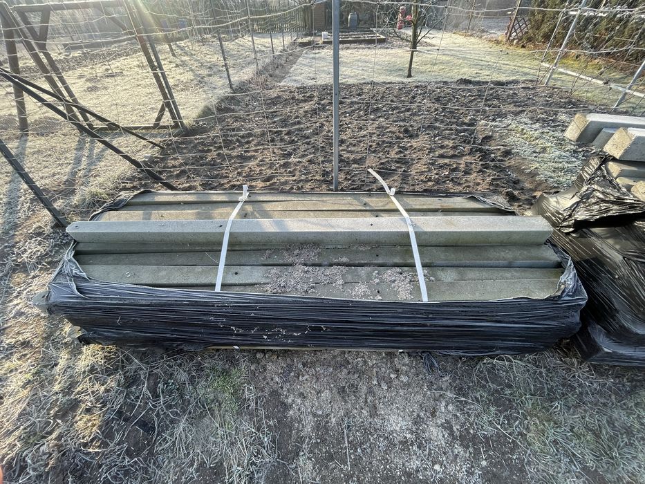 Słupki betonowe do siatki zastrzały metalowe ceowniki do podmurówki.
