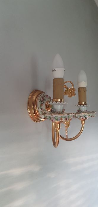 Aplique de parede antigo em porcelana e metal dourado