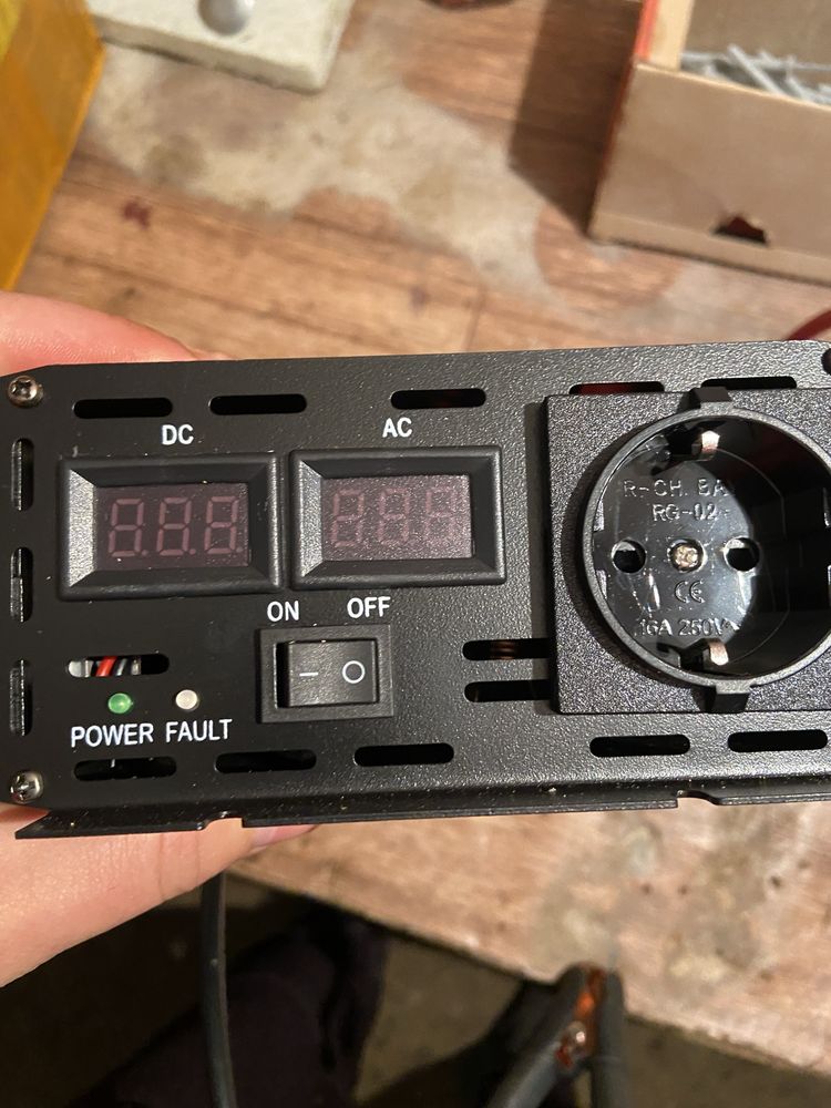Інвертор з чистим синусом 12-220V 4000W