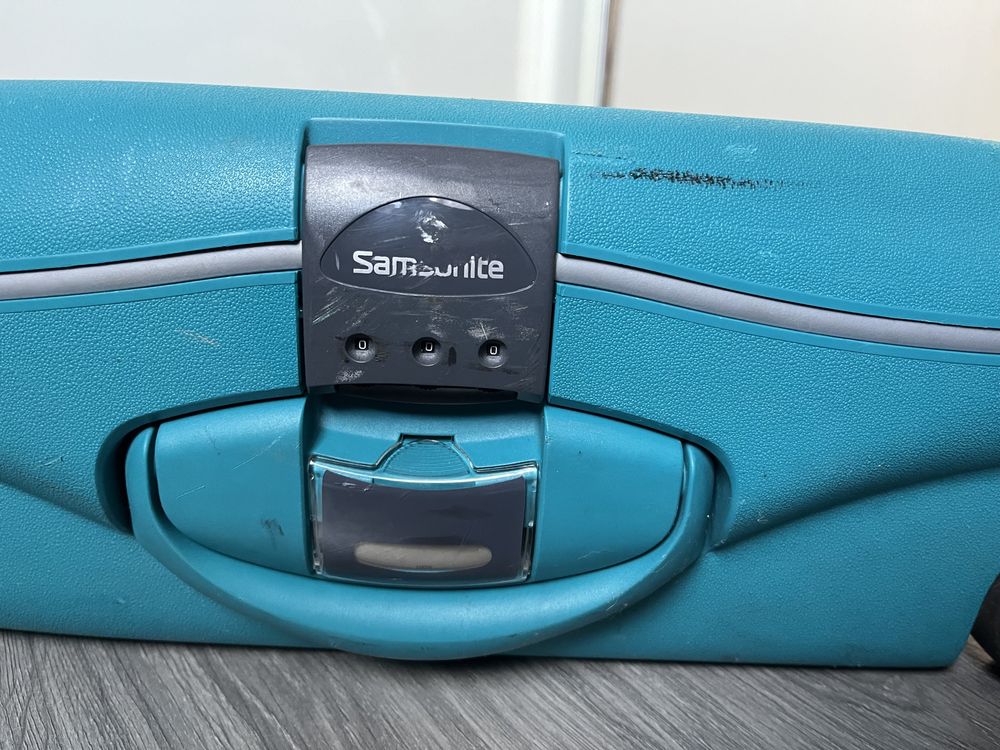 Невеличка валіза чемодон Samsonite розміри 55х40х20