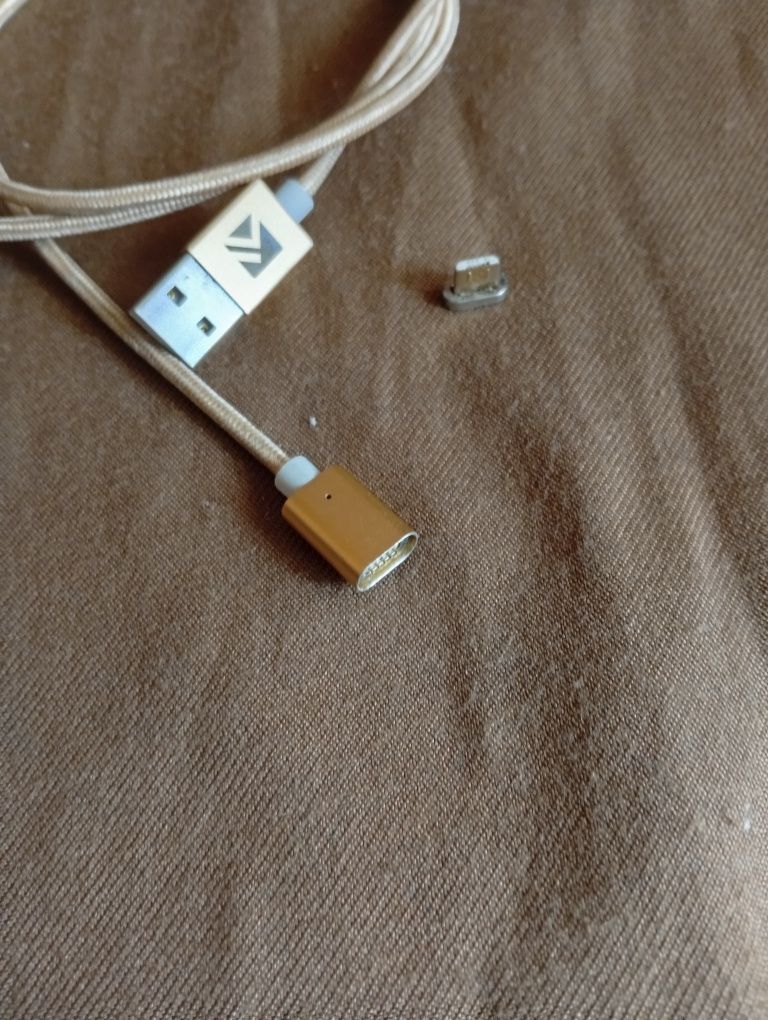 USB Кабель для зарядки телефона на магнитах.