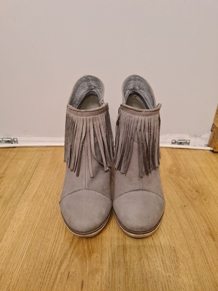 Buty, botki na koturnie Claudio Rossetti z frędzelkami