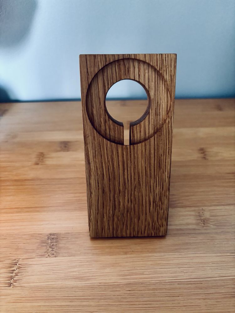 Drewniany stojak pod ładowarkę MagSafe