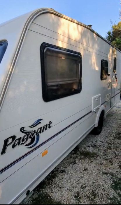 Caravana ,/ 4 pessoas/ impecável/ levo ao sitio