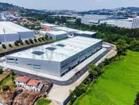Pavilhão em fase final de construção na Zona Industrial em S. Marti...