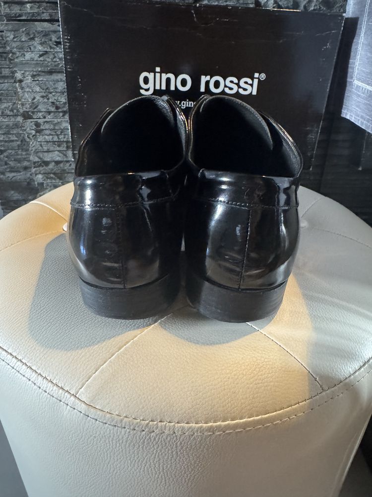 Gino Rossi z lakierowanej skóry