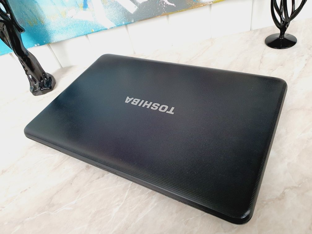Ноутбук Toshiba 17 дюймів