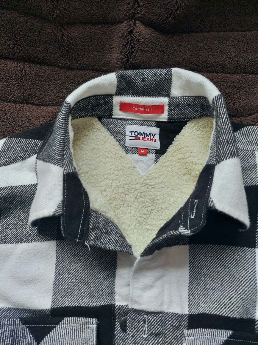 Куртка сорочка фірми Tommy Jeans Sherpa Levis оригінал 

Розмір:  M

С