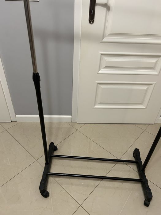 Wieszak na ubrania na kolkach