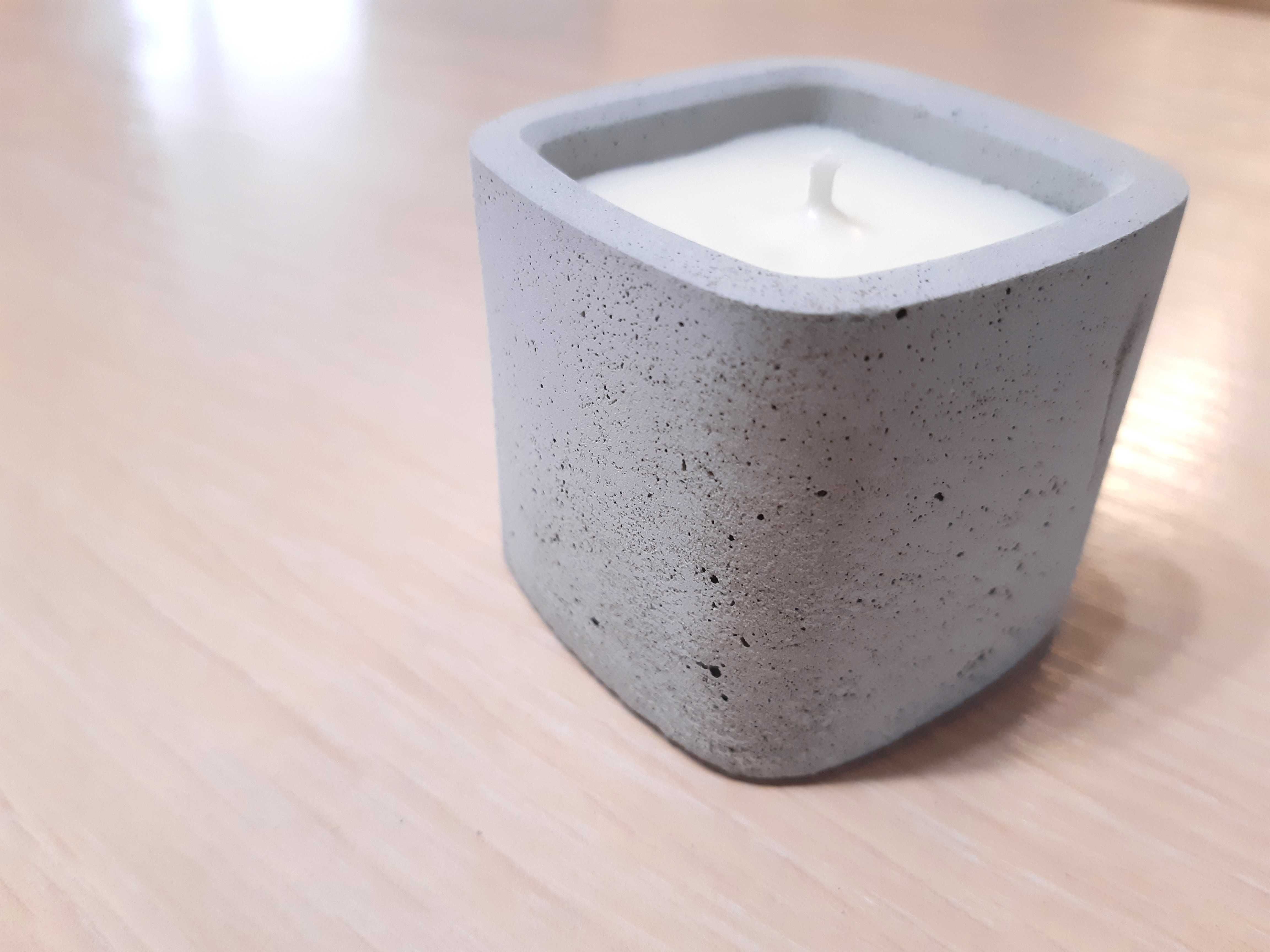 Ароматична свічка в квадратному бетонному горщичку