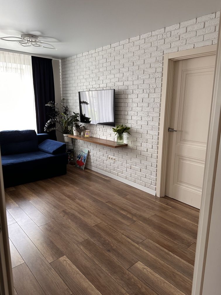 Продам 2-х кімнатну квартиру з сучасним ремонтом і меблями