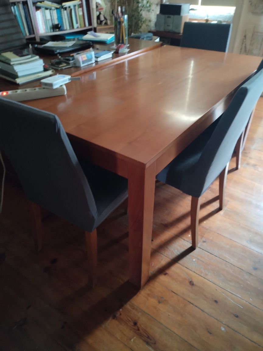 Mesa extensível e quatro cadeiras robustas.