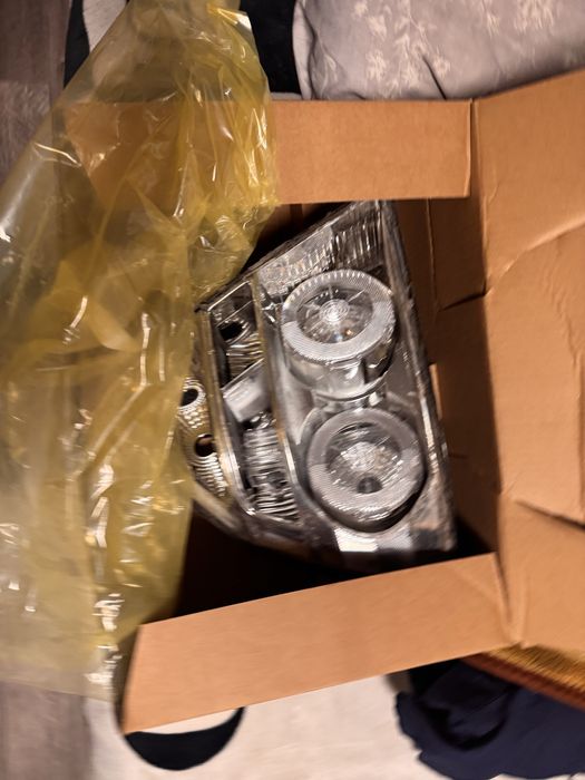 Продам 2 фары задние(правая, левая с дефектом)