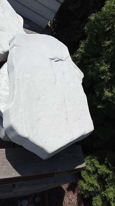 Nieregularne płytki z betonu, płyty piaskowce na ścieżki
