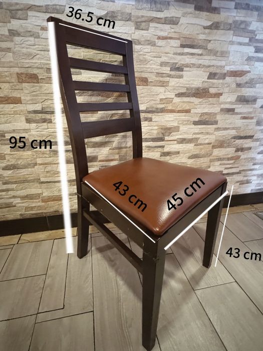 Cadeiras de madeira almofadadas em boas condições