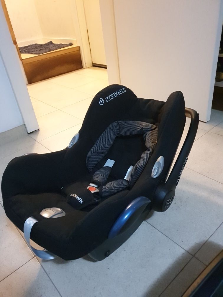 Maxi cosi e a base para o carro