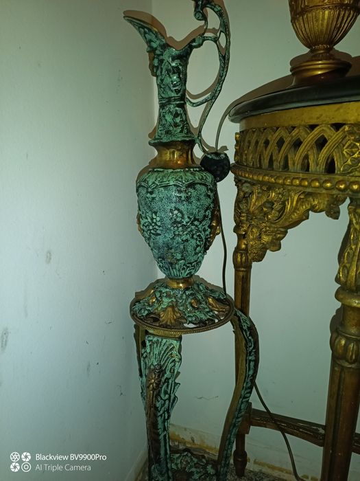 Jarrão e mesa de suporte tudo em latão