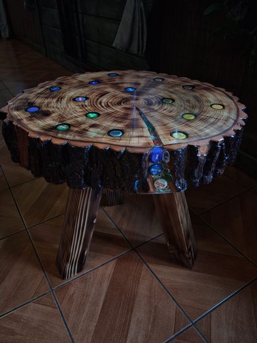 Stolik z plastra drewna i żywicy