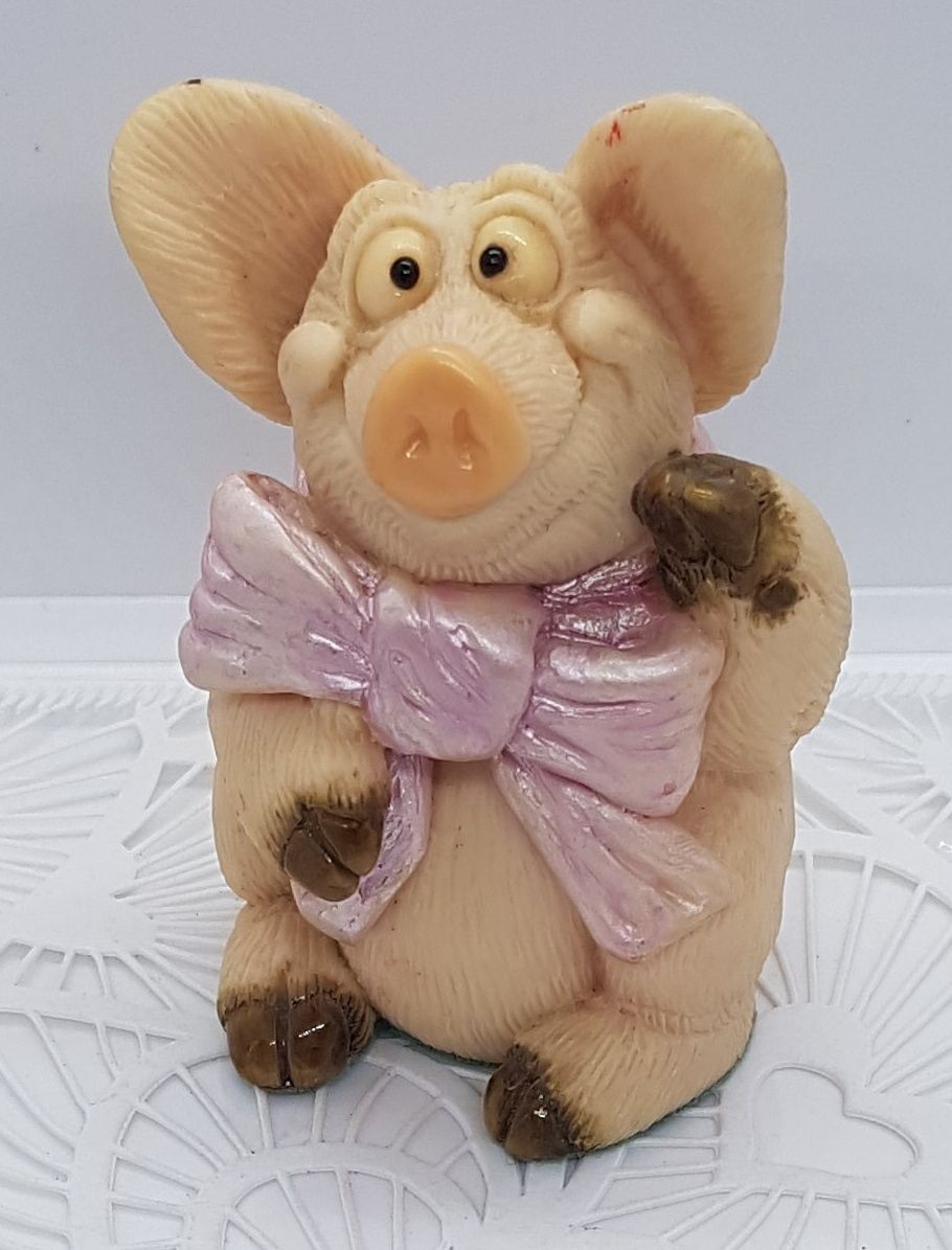 Prosiaczek świnka różowa kokardka kokarda figurka