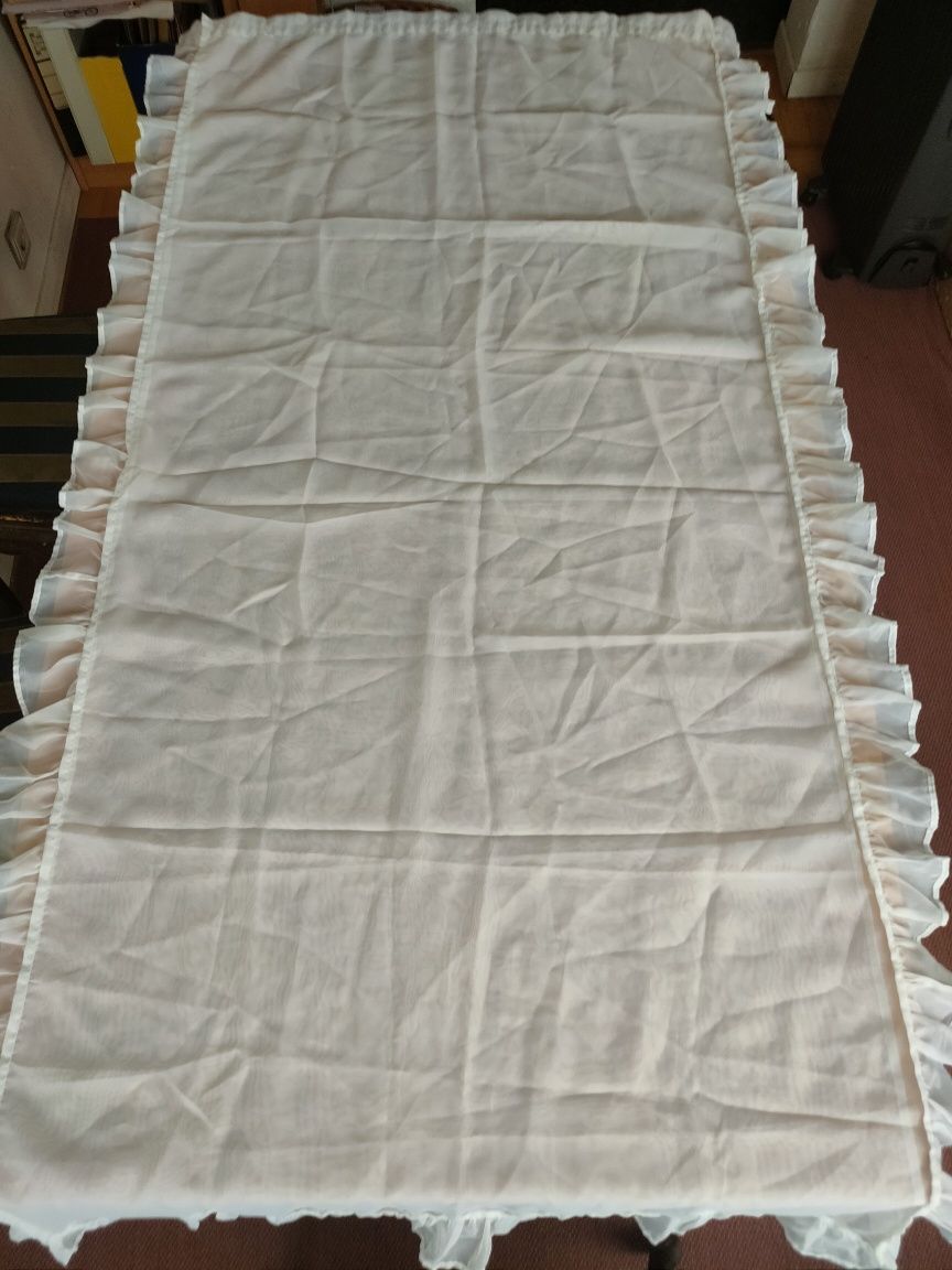 Cortinados em tecido sedoso.