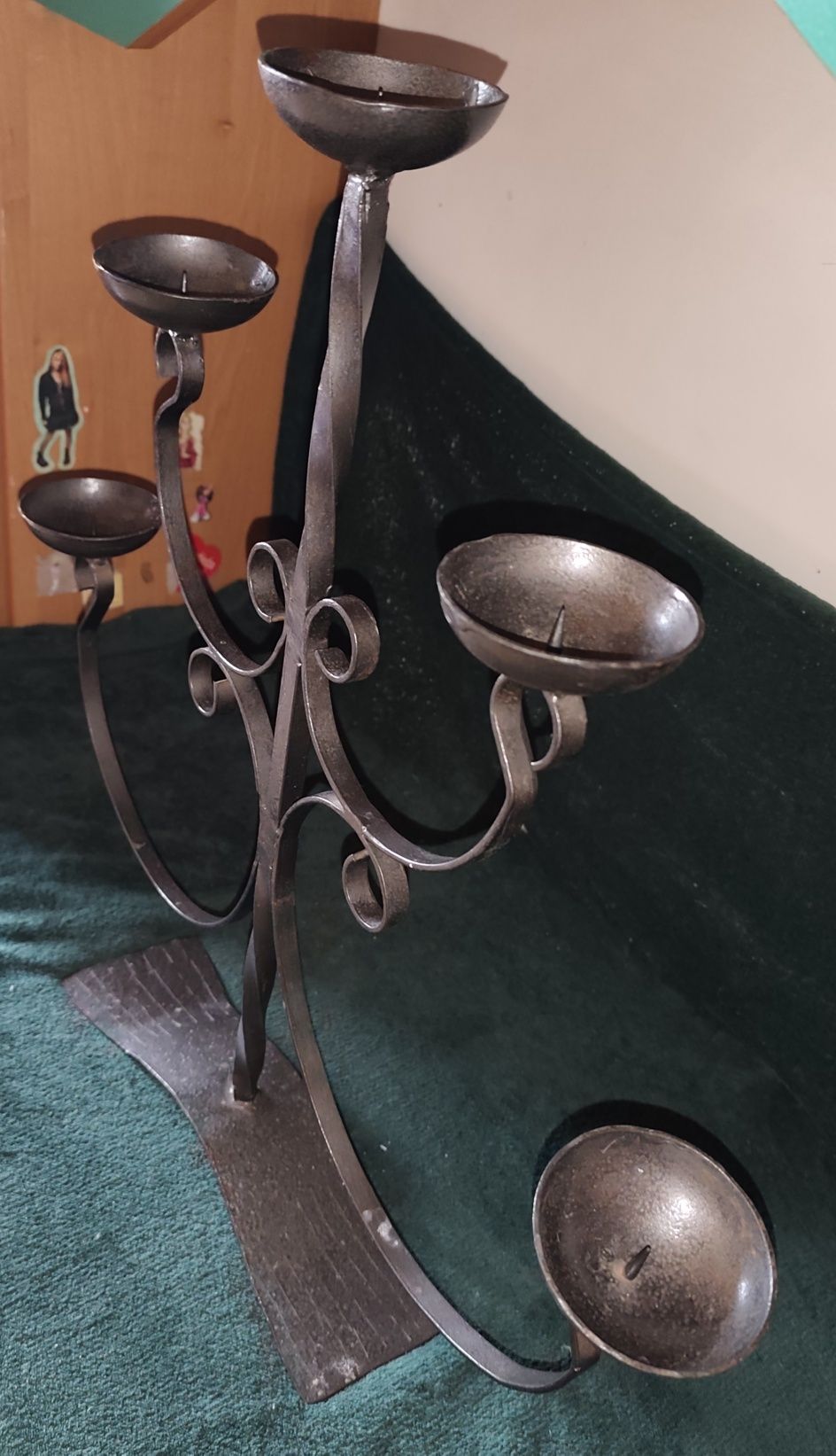 Metalowy świecznik 5‑ramienny – kuty żelazny kandelabr, styl vintage