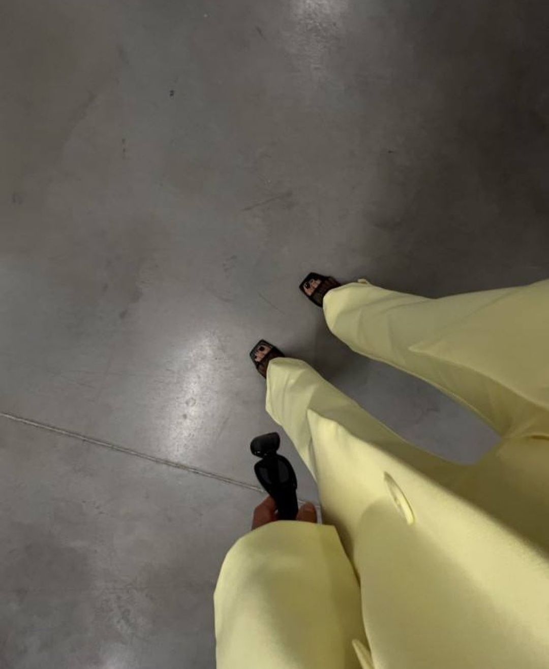 Мегастильний костюм жіночий жовтий піджак+ штани палаццо з розрізами