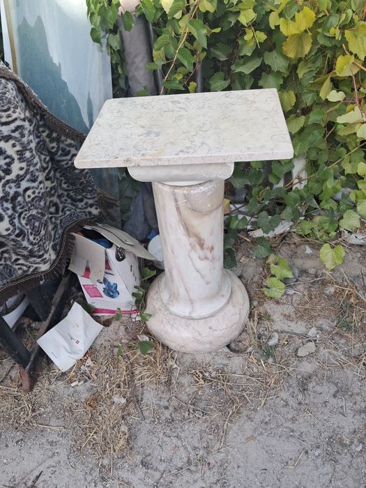 Coluna em marmore com tampo