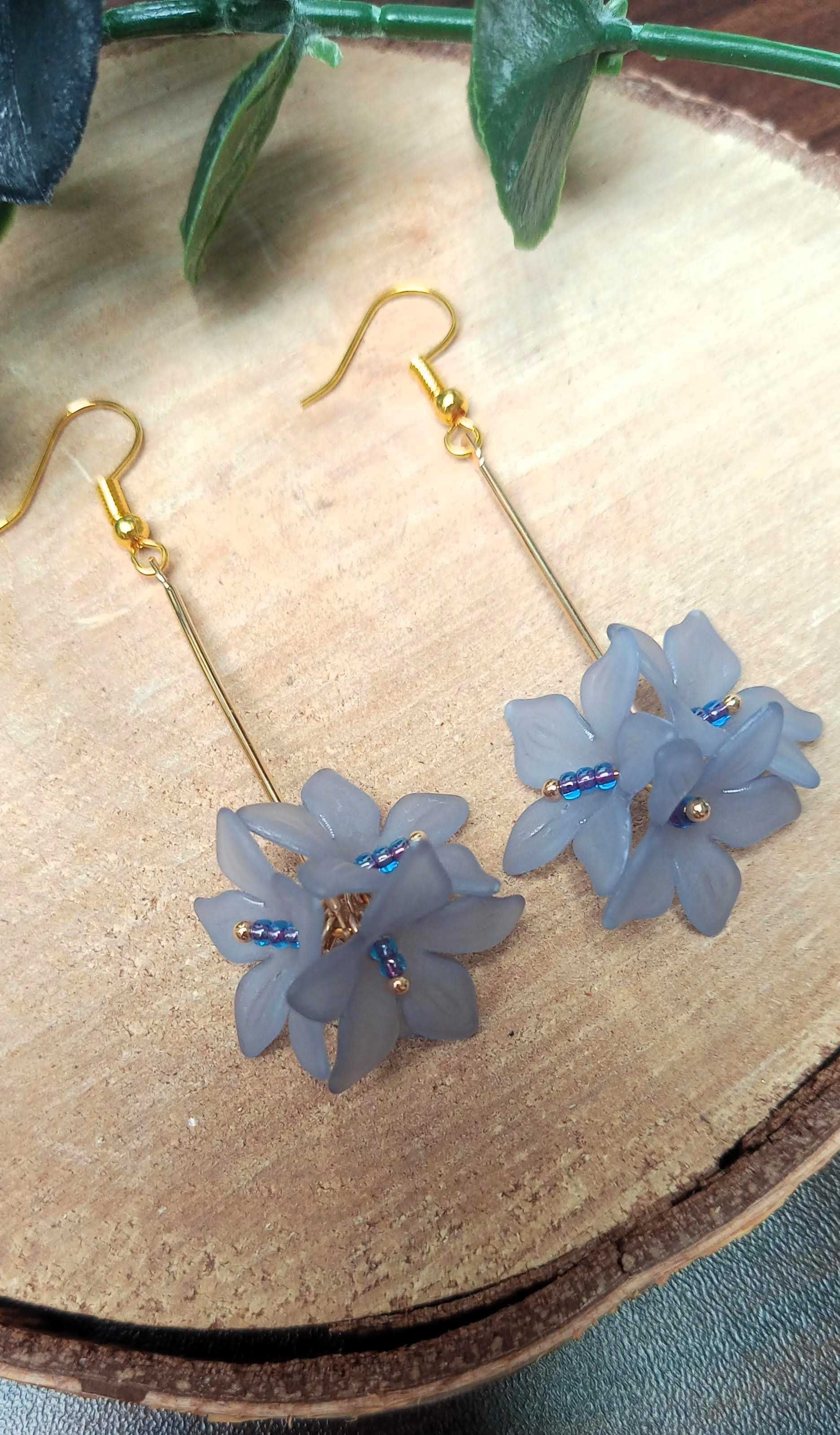 Kolczyki złote niebieskie szaroniebieskie akrylowe kwiaty ślubne