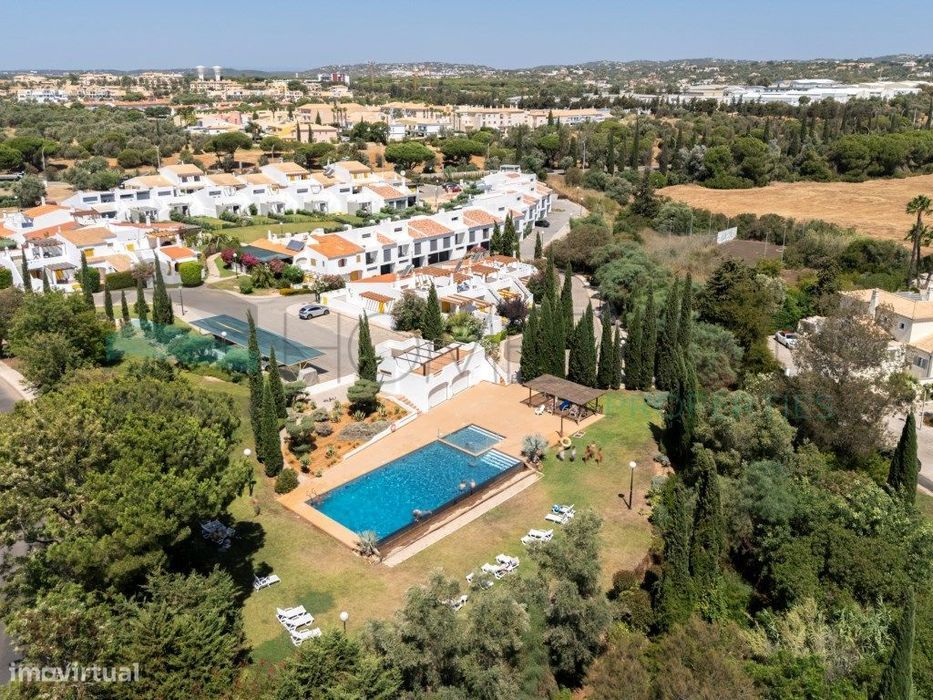 Moradia nova geminada V3 em condomínio privado - Vilamoura