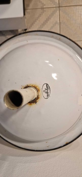 Lavatório antigo com várias peças