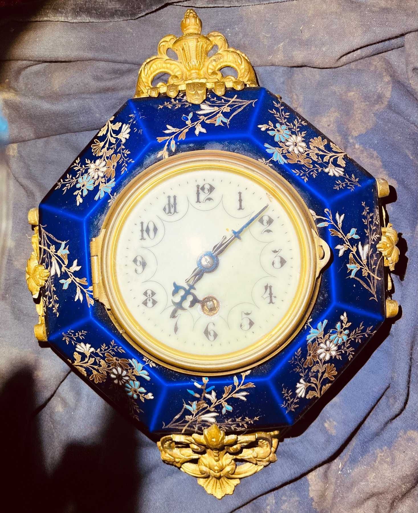 Zegar wiszący kartelowy porcelanowy z okuciami z brązu.
