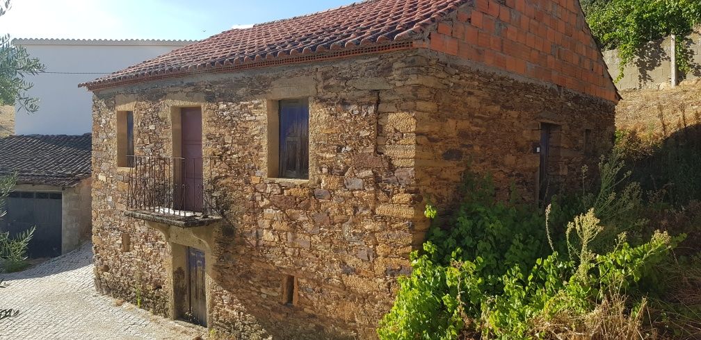 Casa para restauro Rochas de Baixo.