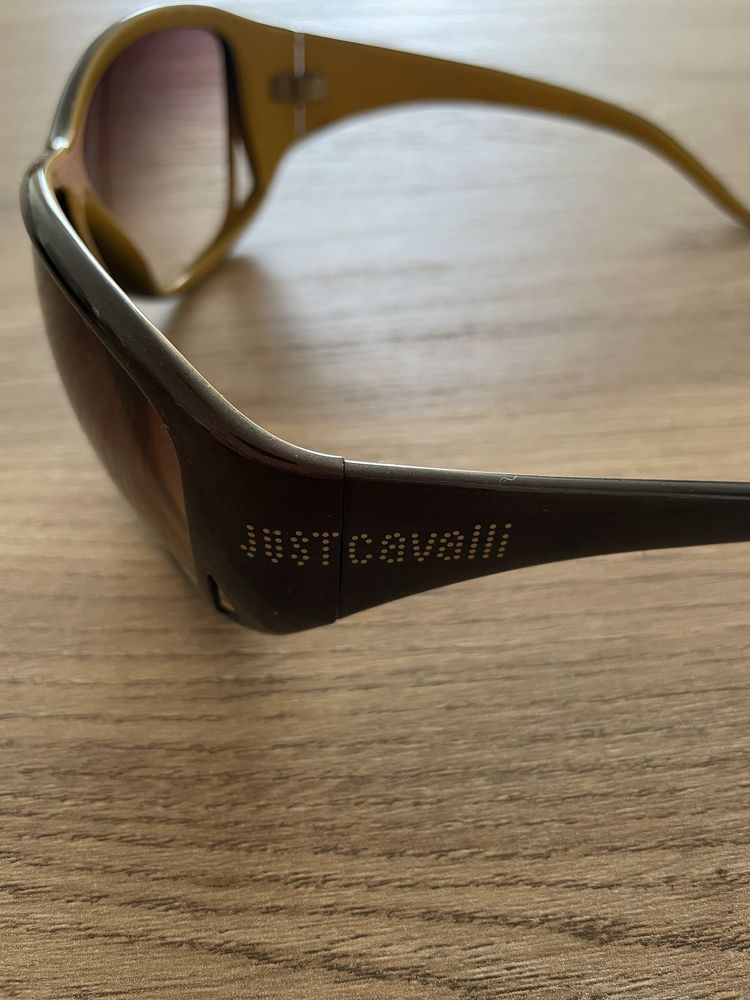 Oculos de sol, Just Cavali