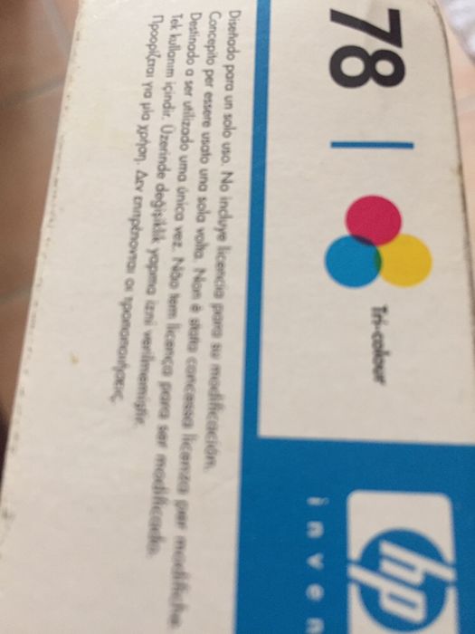 Tinteiro HP tricolor para impressão a jato.