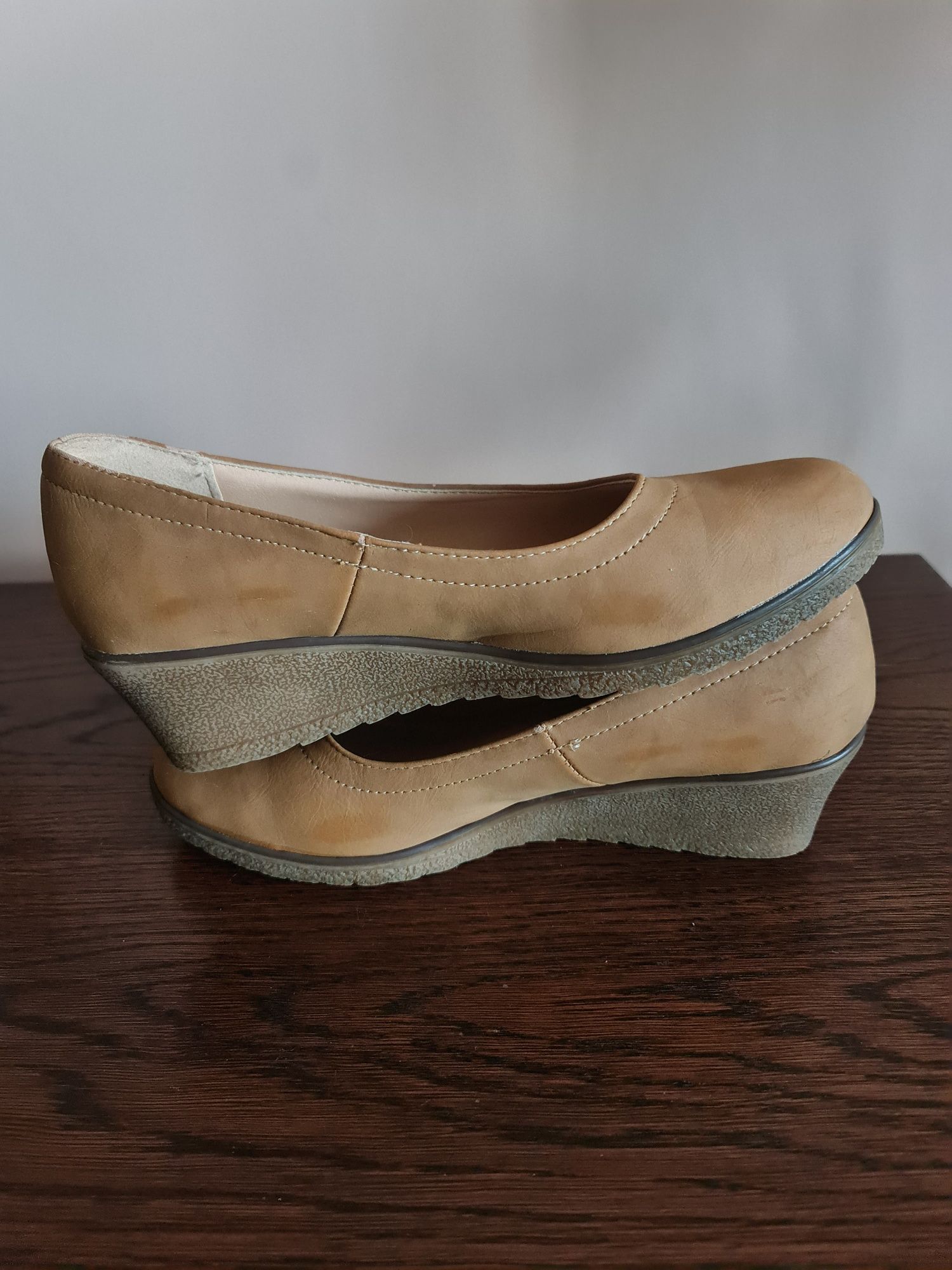 Buty damskie czółenka karmelowe na koturnie